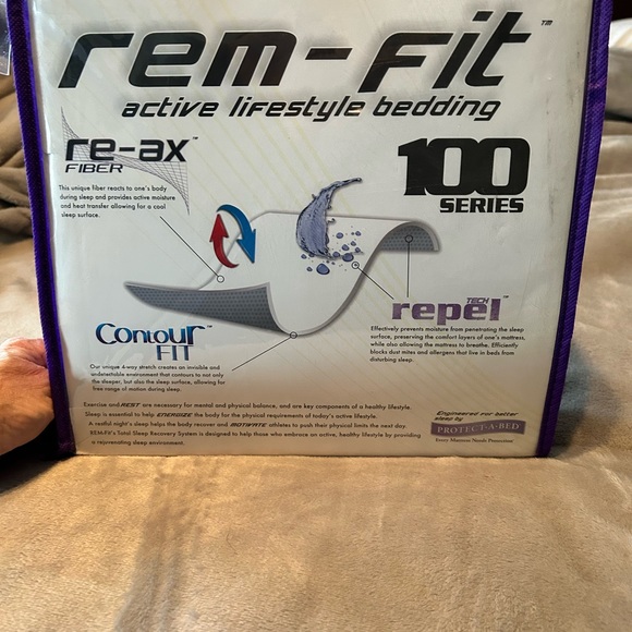 Mattress Protector-Waterproof for Full size bed.Still in packaging -never used. - Picture 3 of 7